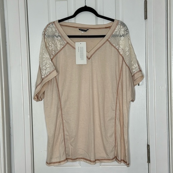 NWT BloomChic 18/20 oatmeal, lace shoulder, Raglan sleeve, v-neck tee-shirt - Picture 1 of 9